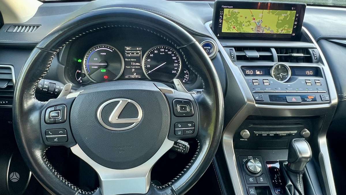 Lexus NX 300h - 11