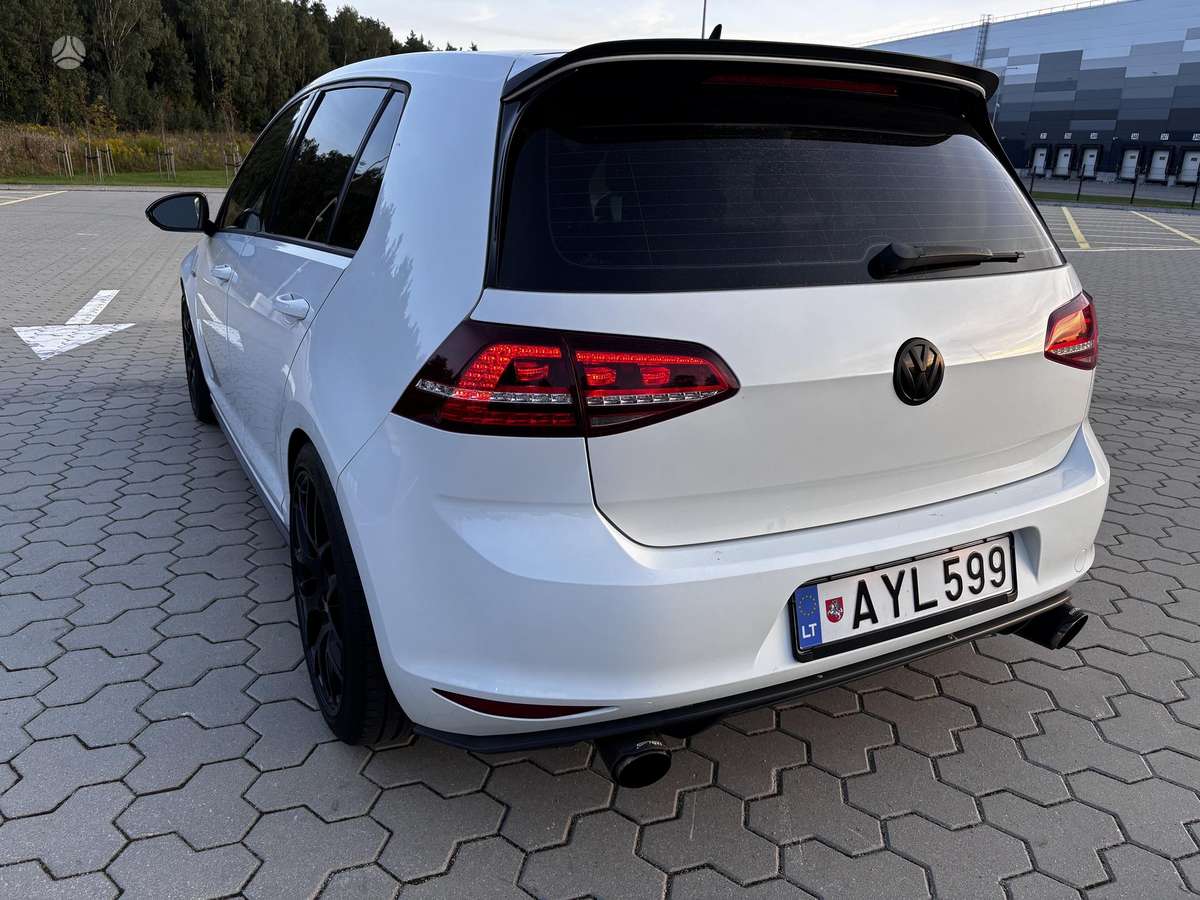 Volkswagen Golf - 8