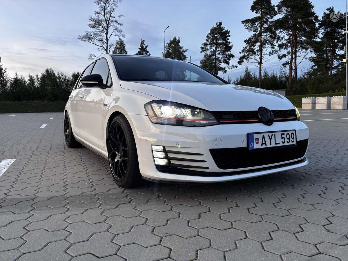 Volkswagen Golf - 1