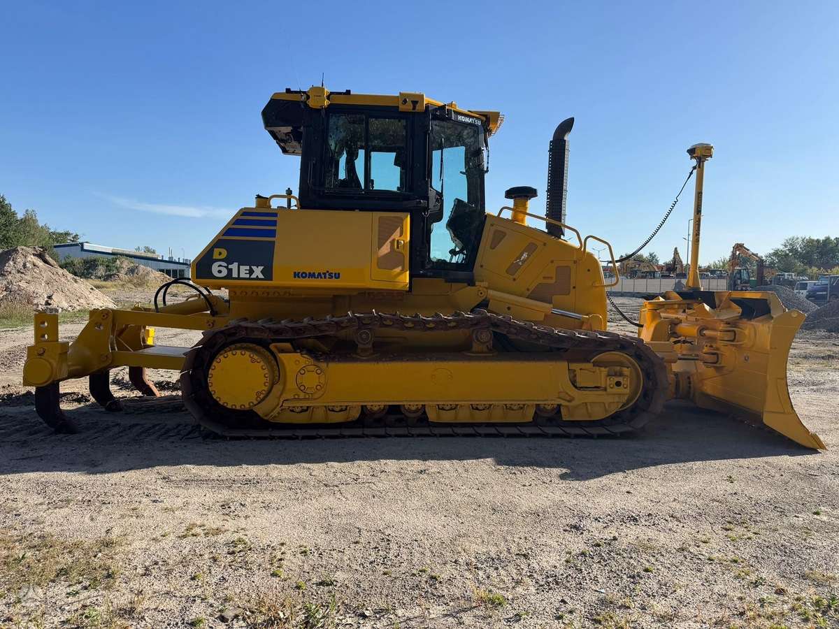 Komatsu D61EX-23, buldozeriai