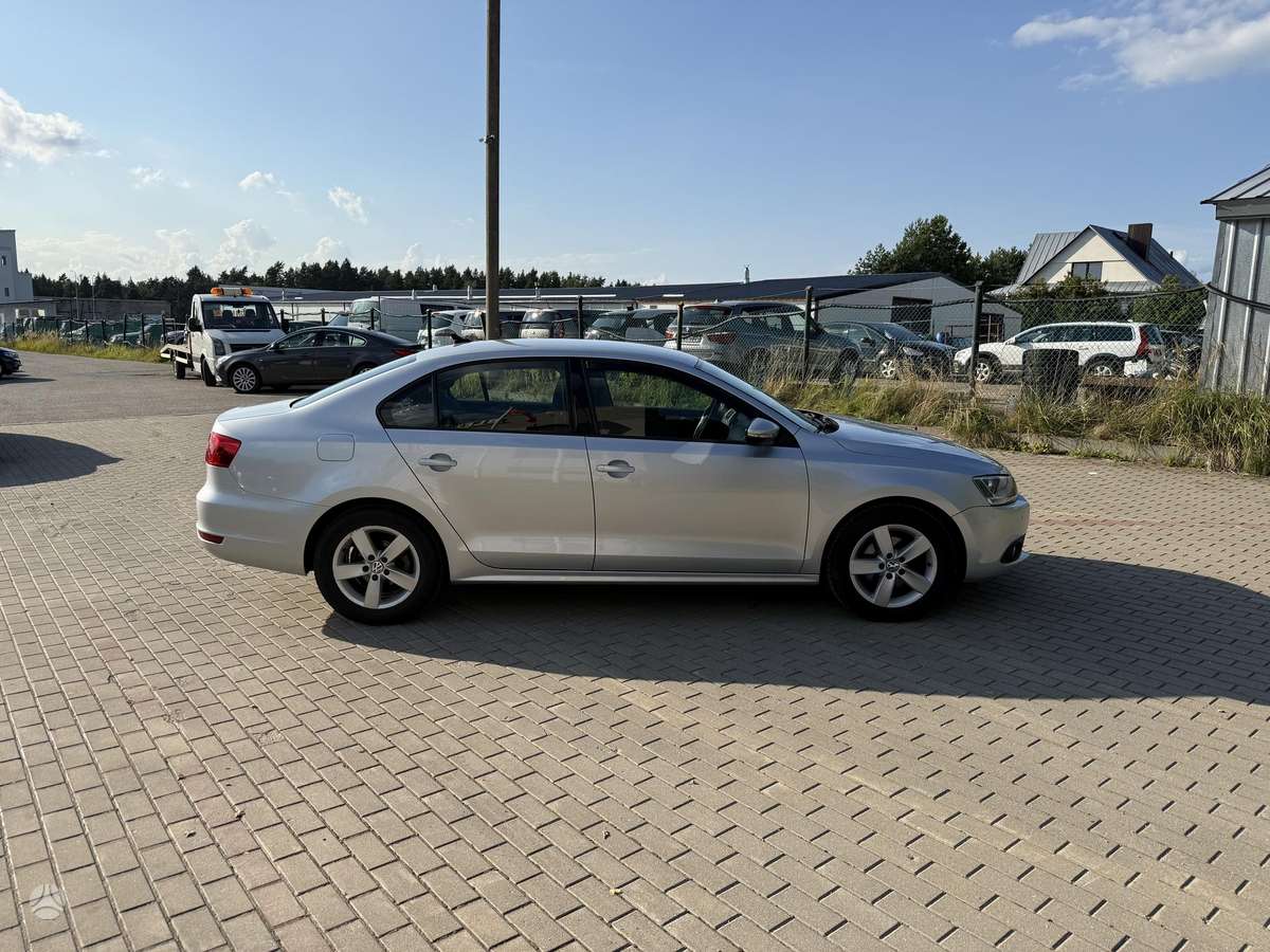 Volkswagen Jetta - 4