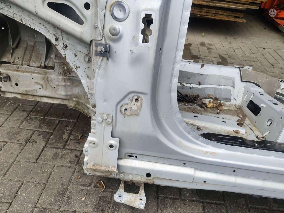 Land Rover Discovery hood (front, rear)