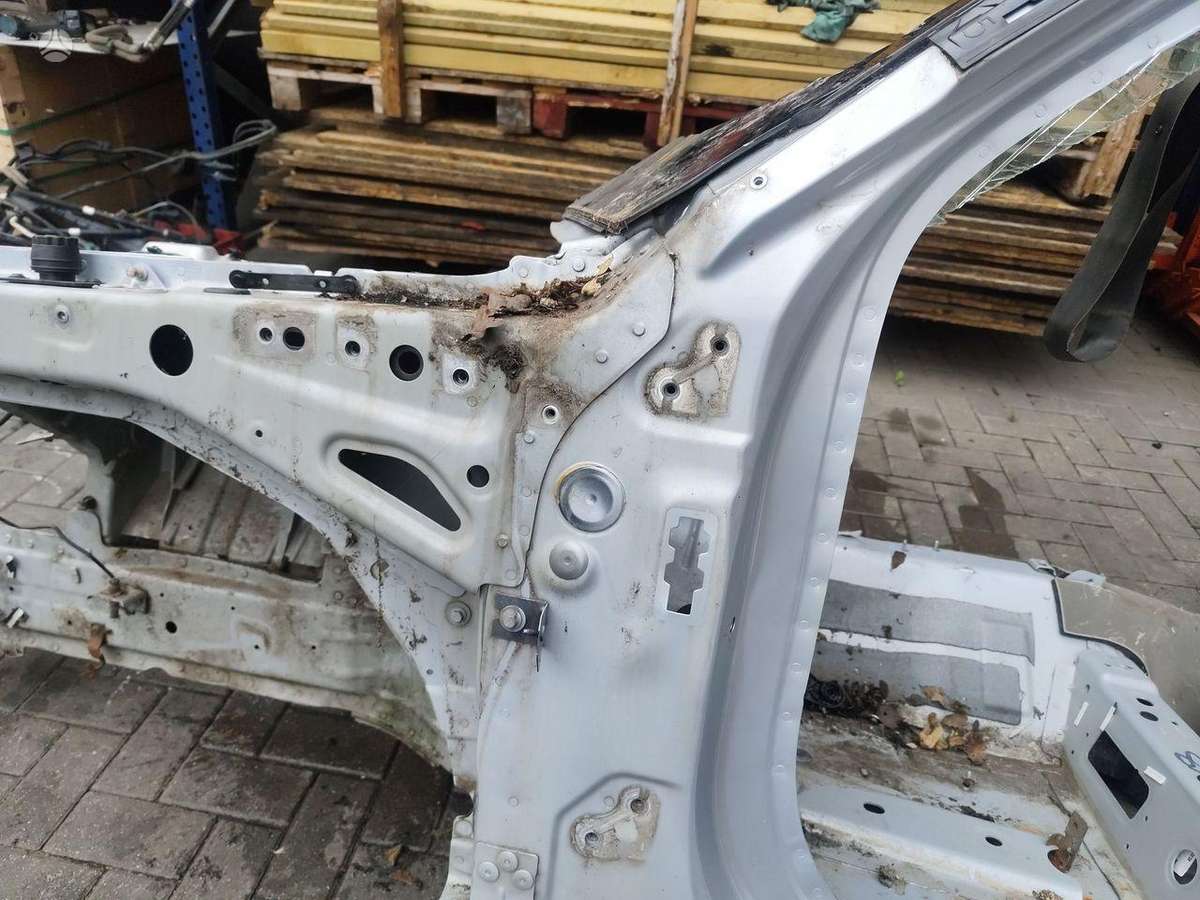 Land Rover Discovery hood (front, rear)