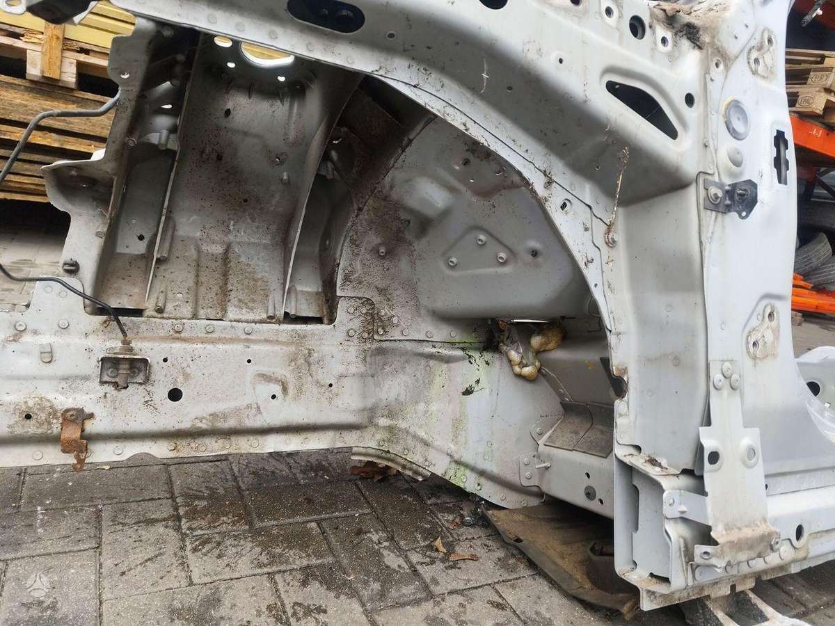 Land Rover Discovery hood (front, rear)