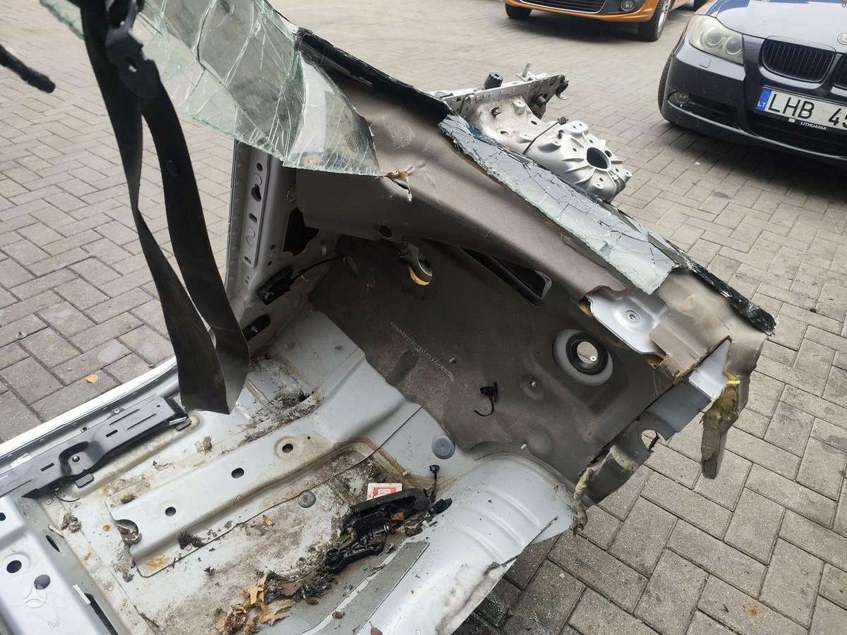Land Rover Discovery hood (front, rear)