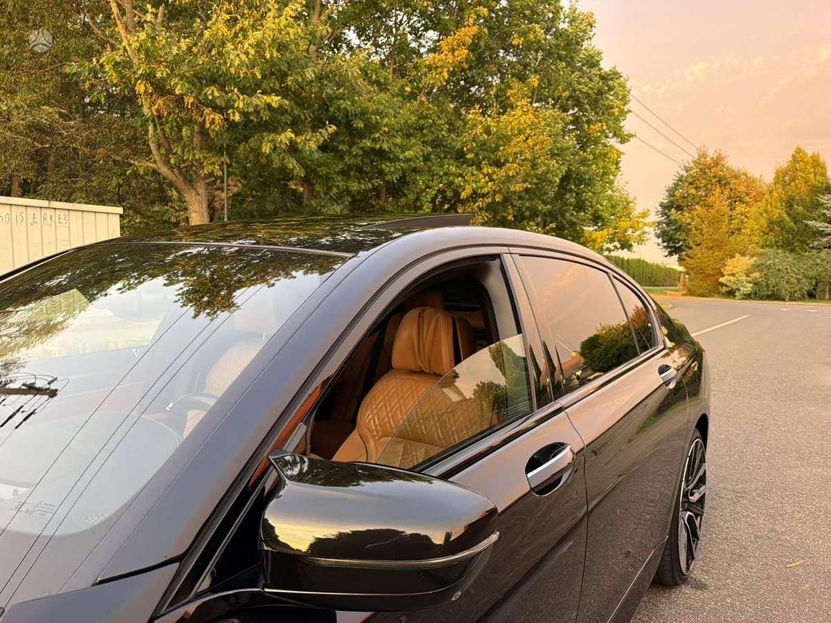 BMW 750, 4.4 l., Седан