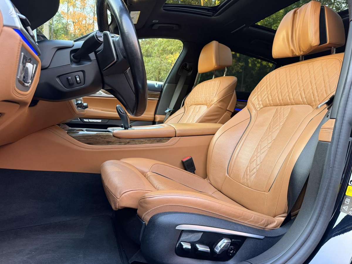 BMW 750, 4.4 l., Седан