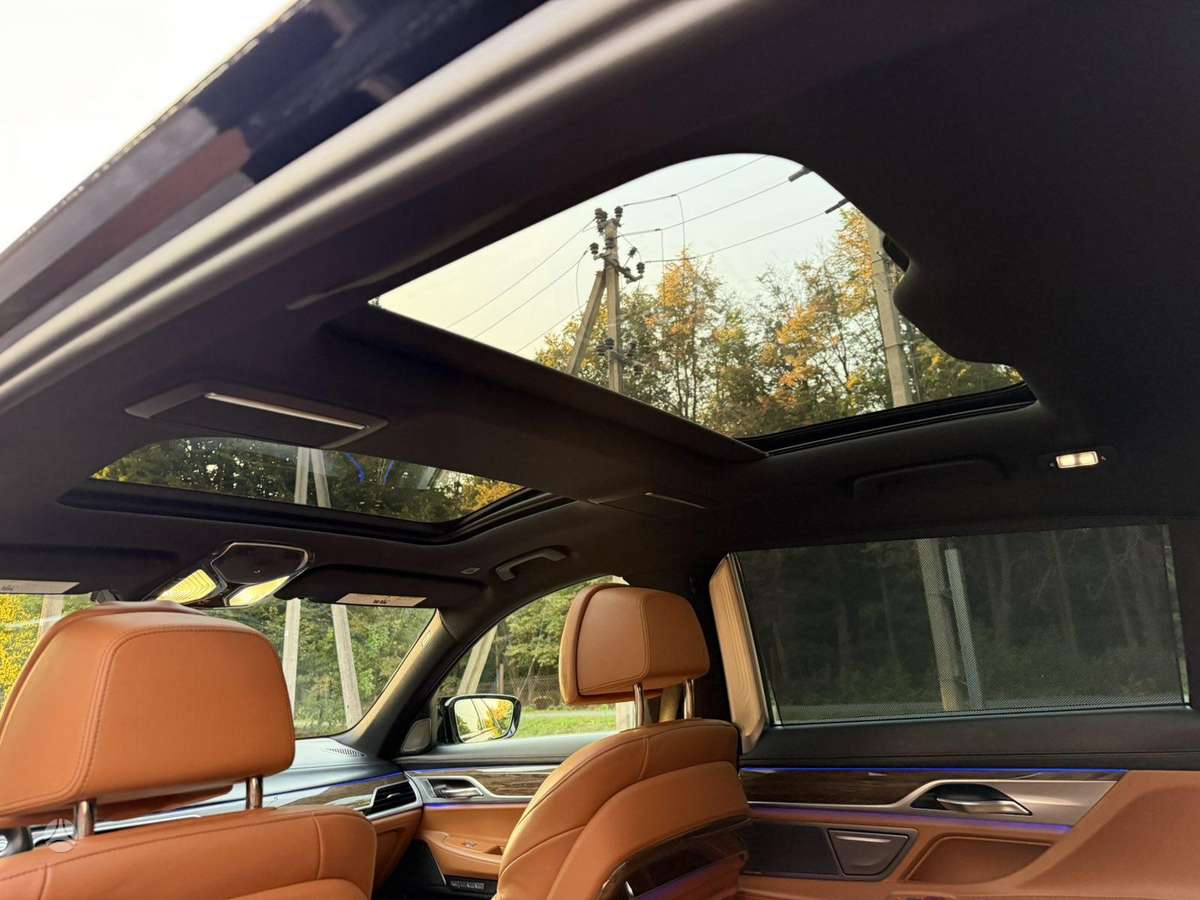 BMW 750, 4.4 l., Седан