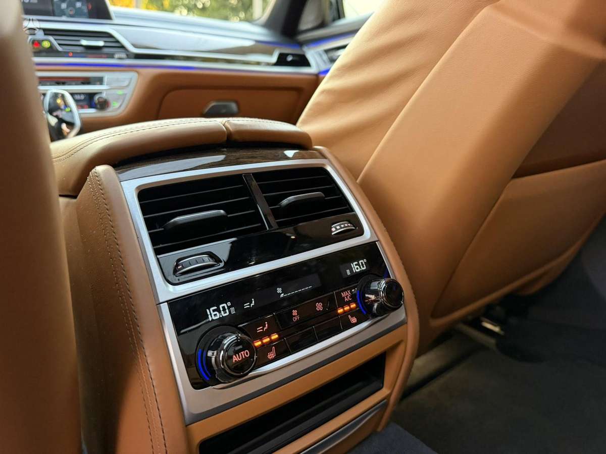 BMW 750, 4.4 l., Седан
