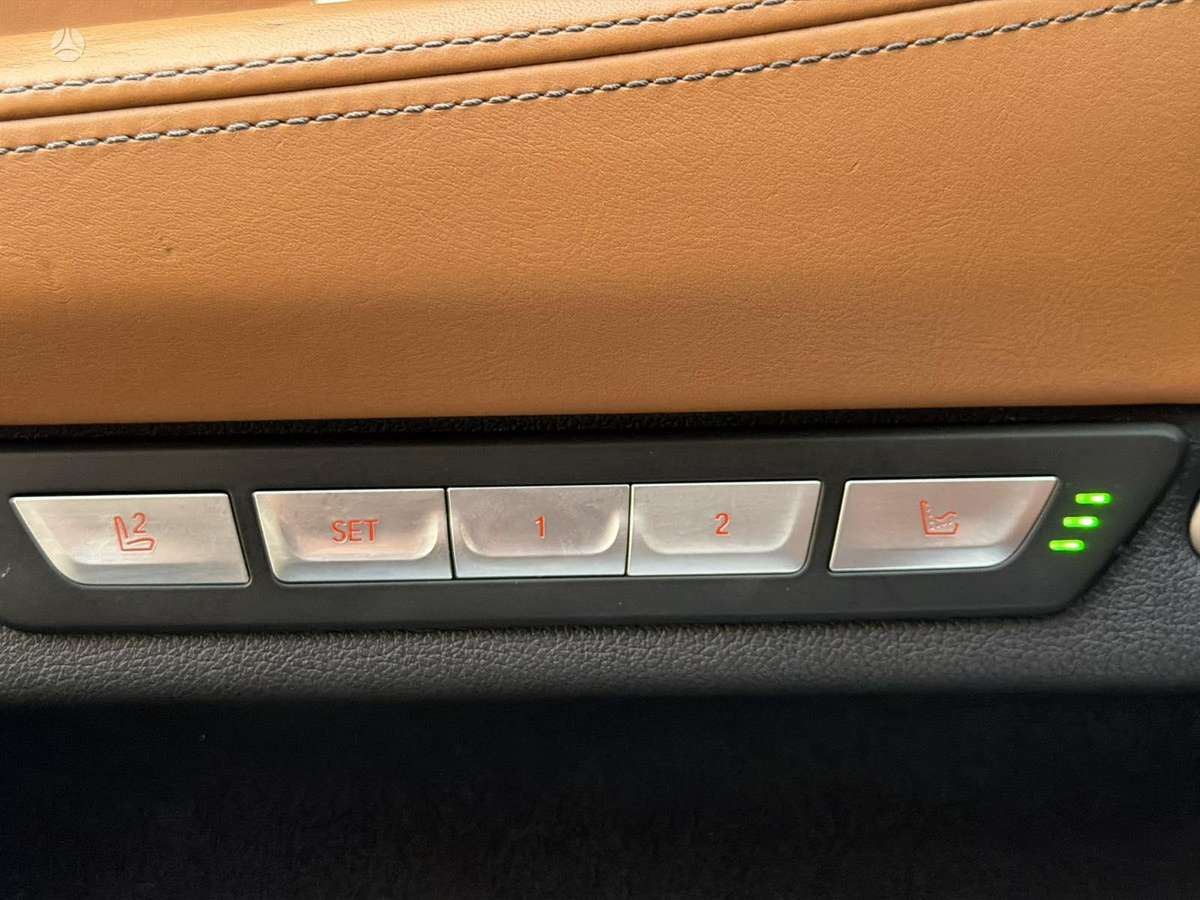 BMW 750, 4.4 l., Седан