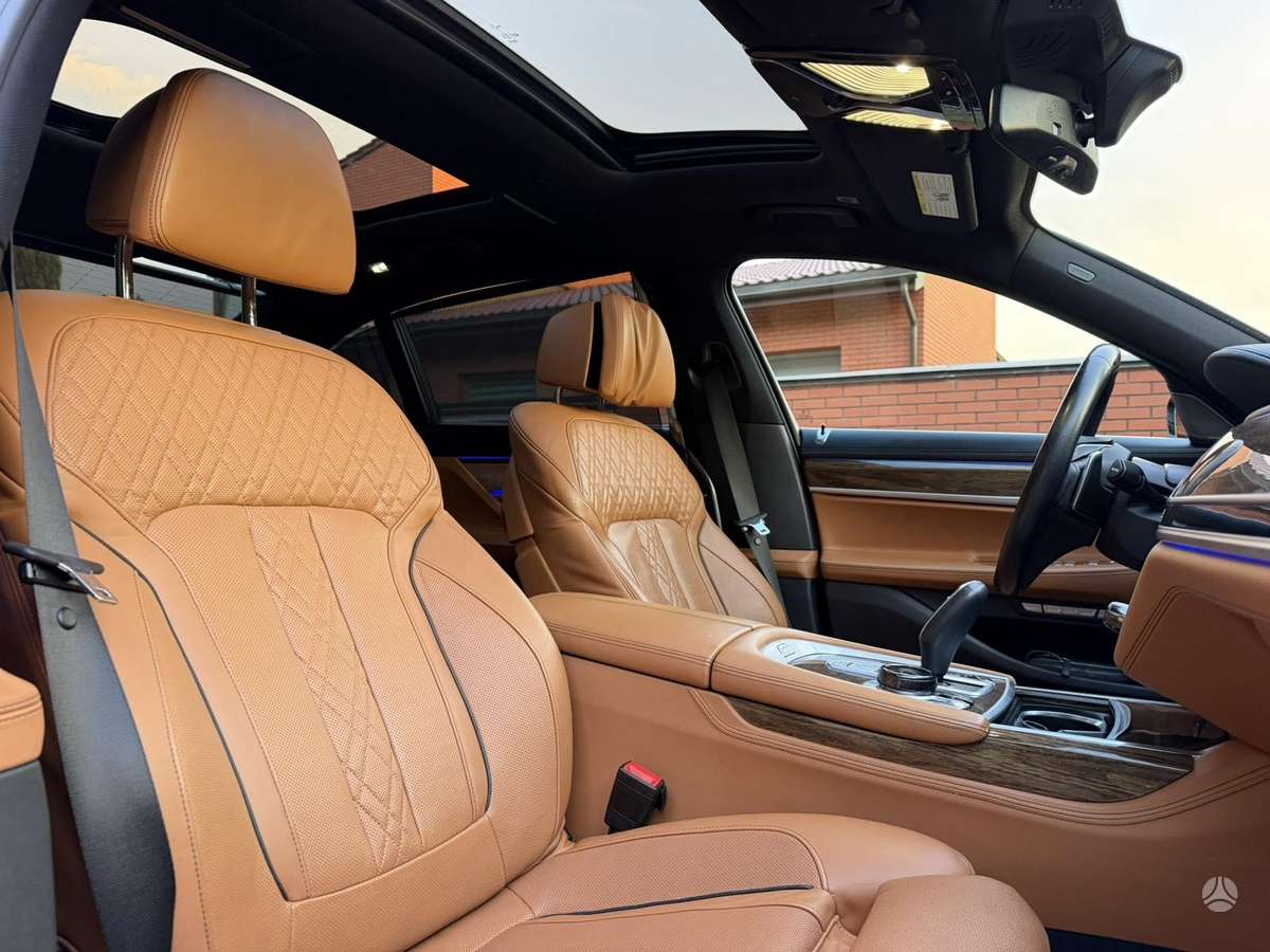 BMW 750, 4.4 l., Седан