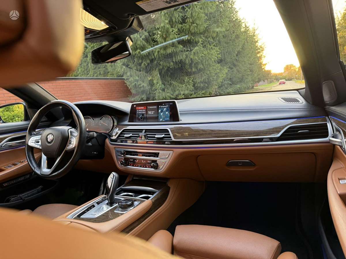 BMW 750, 4.4 l., Седан