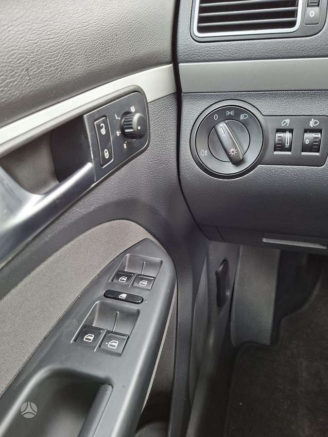 Volkswagen Touran - 12