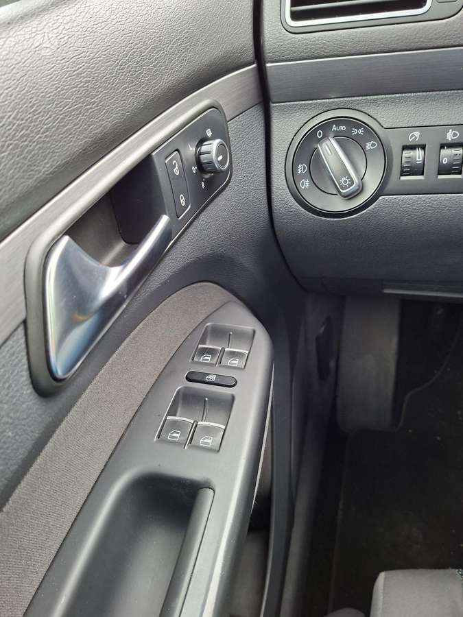 Volkswagen Touran - 9