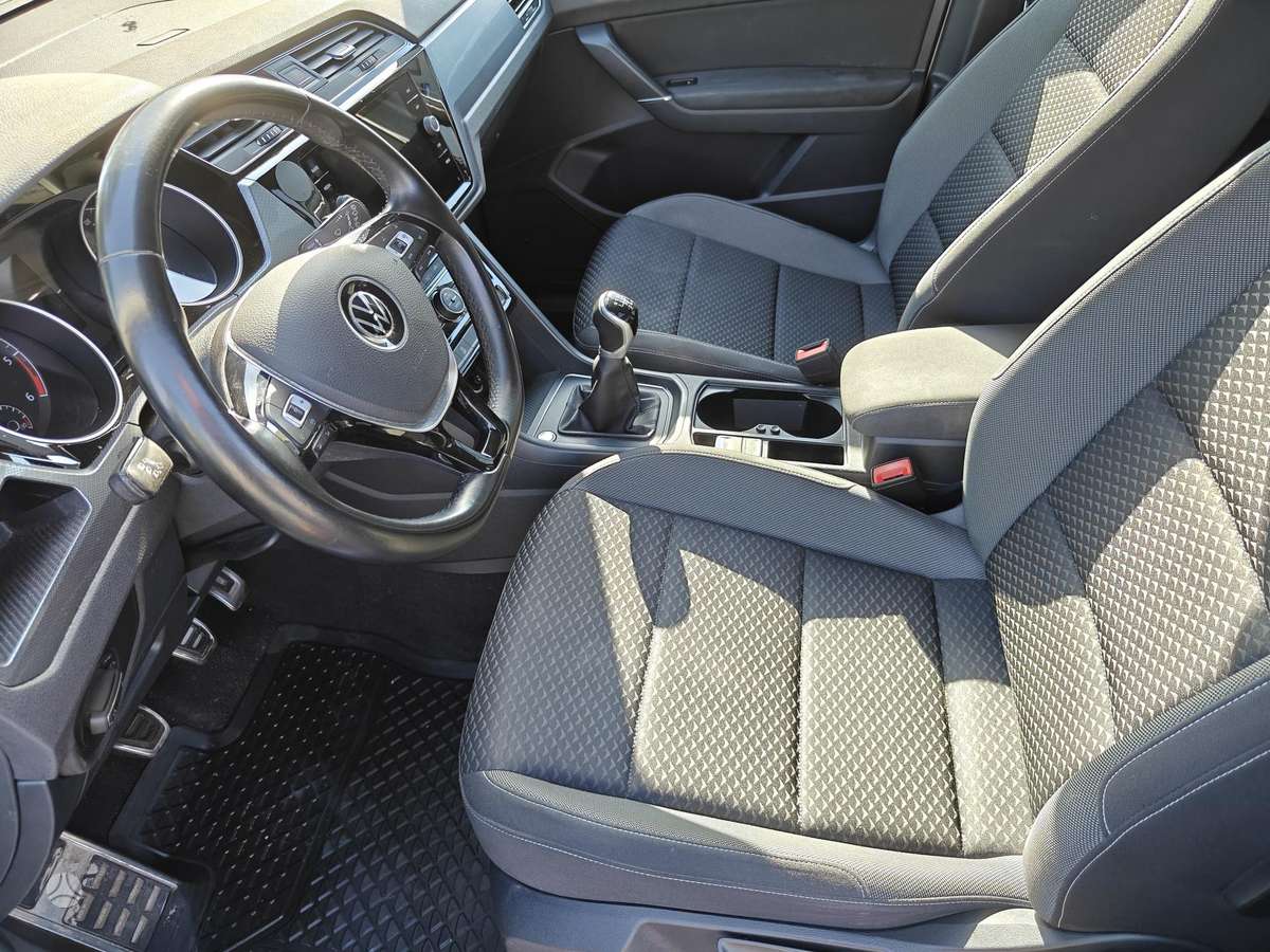 Volkswagen Touran - 10