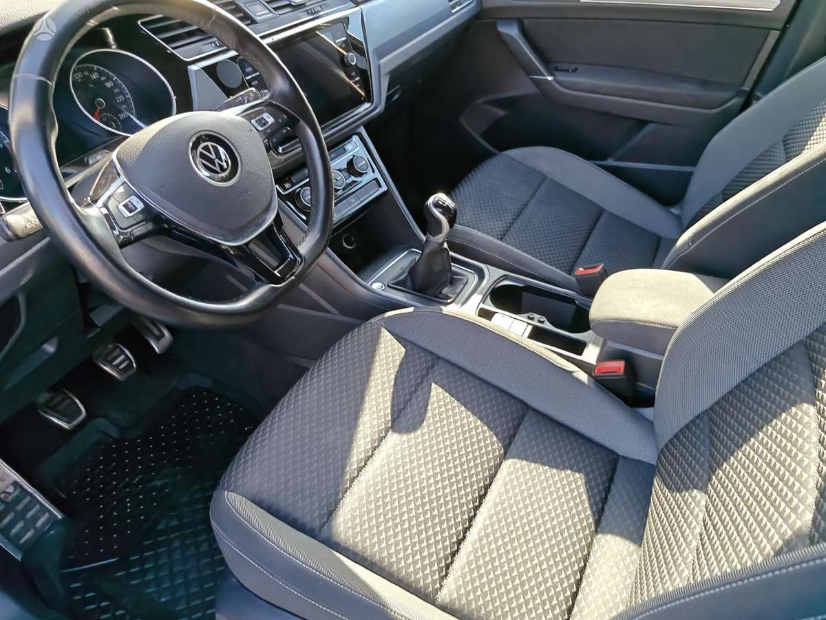Volkswagen Touran - 11