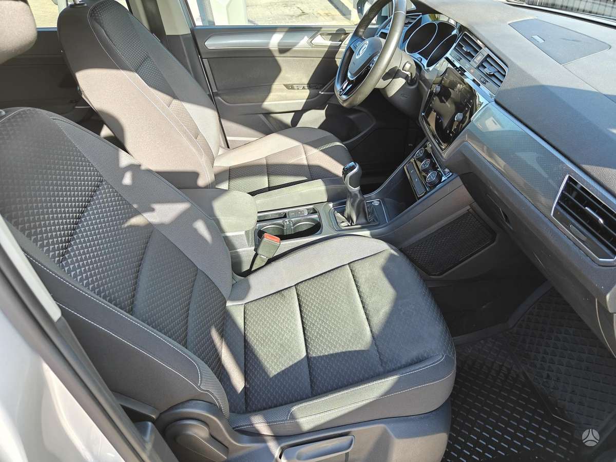 Volkswagen Touran - 12