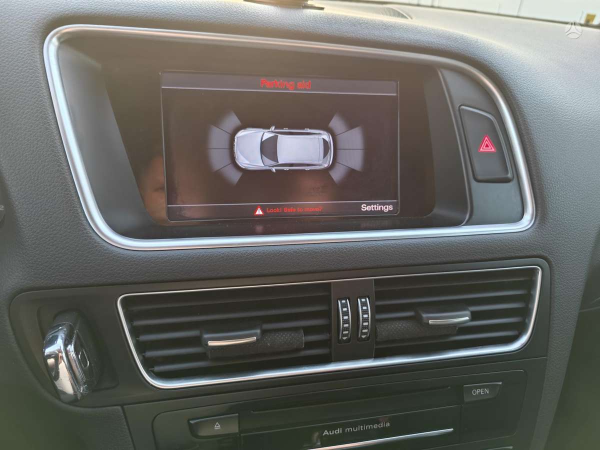 Audi Q5, 2.0 l., off-road / crossover