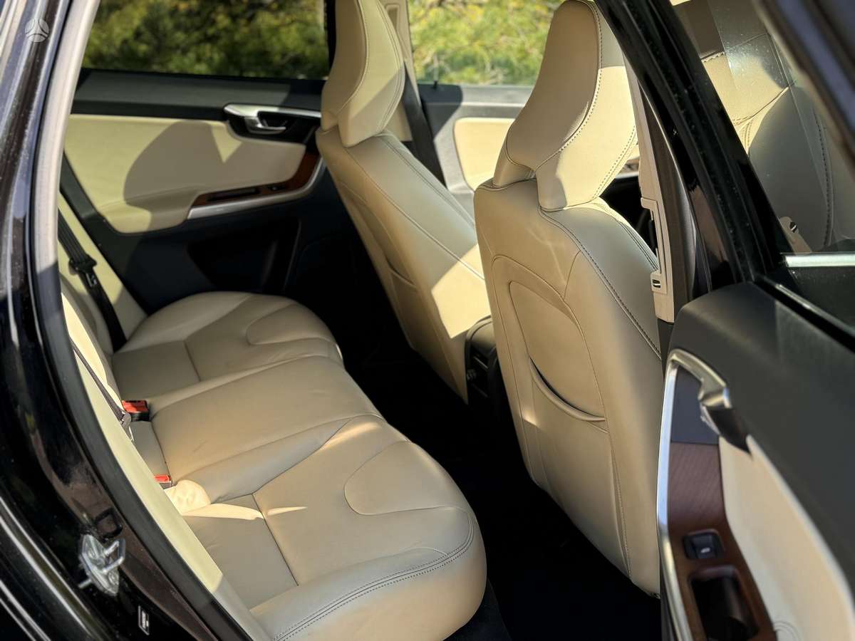 Volvo XC60, 2.0 l., off-road / crossover
