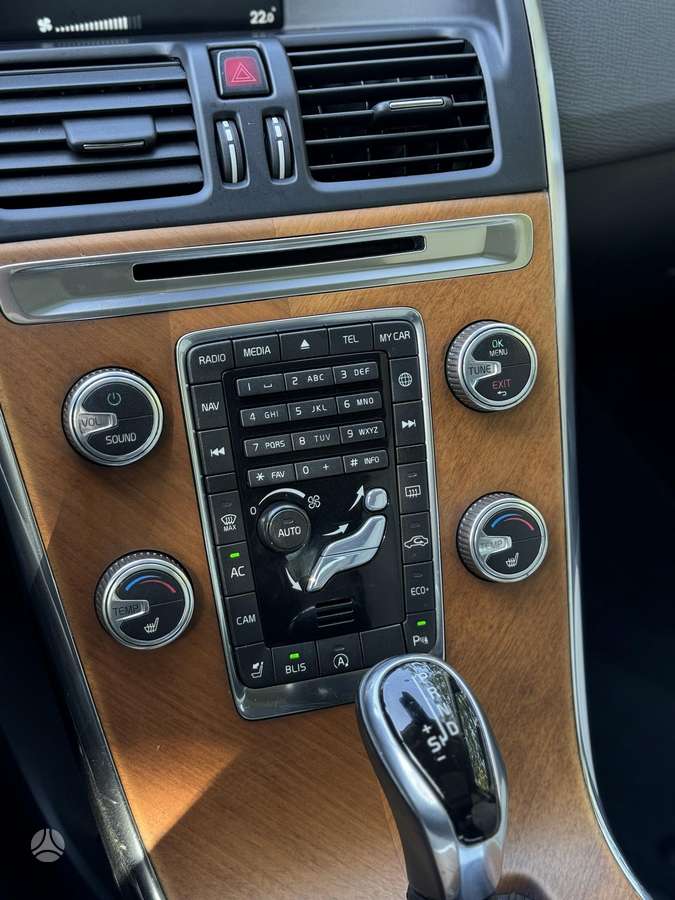 Volvo XC60, 2.0 l., off-road / crossover