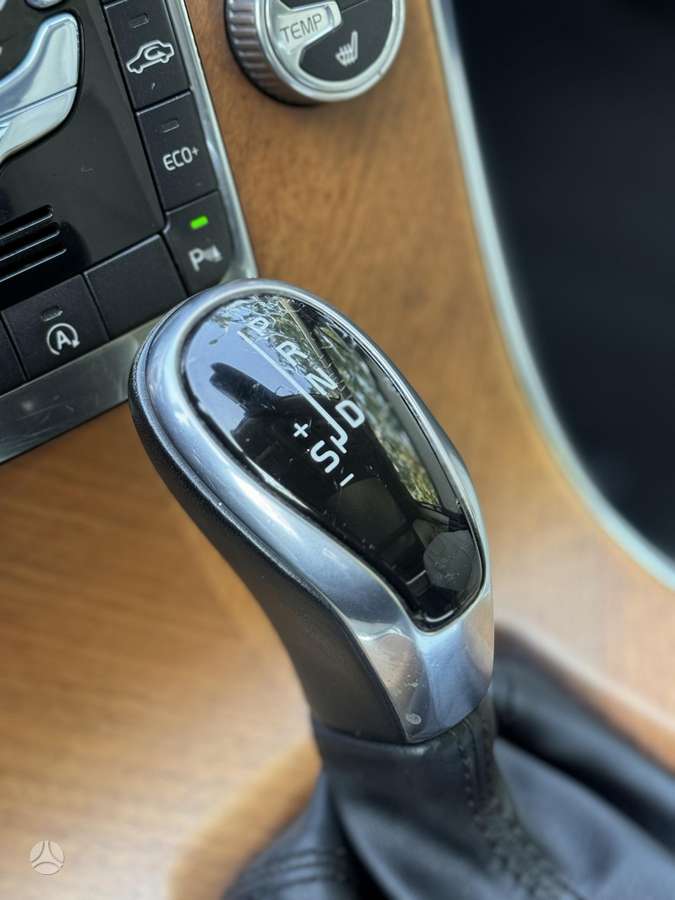 Volvo XC60, 2.0 l., off-road / crossover