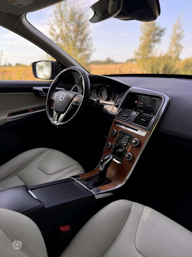 Volvo XC60, 2.0 l., off-road / crossover