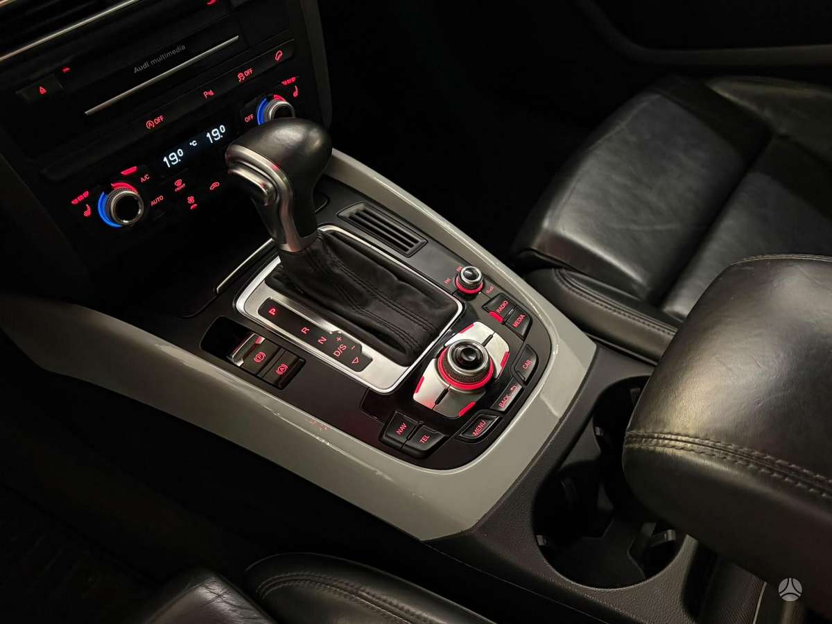 Audi Q5, 3.0 l., off-road / crossover