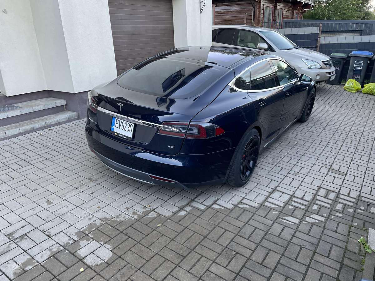 Tesla Model S - 3