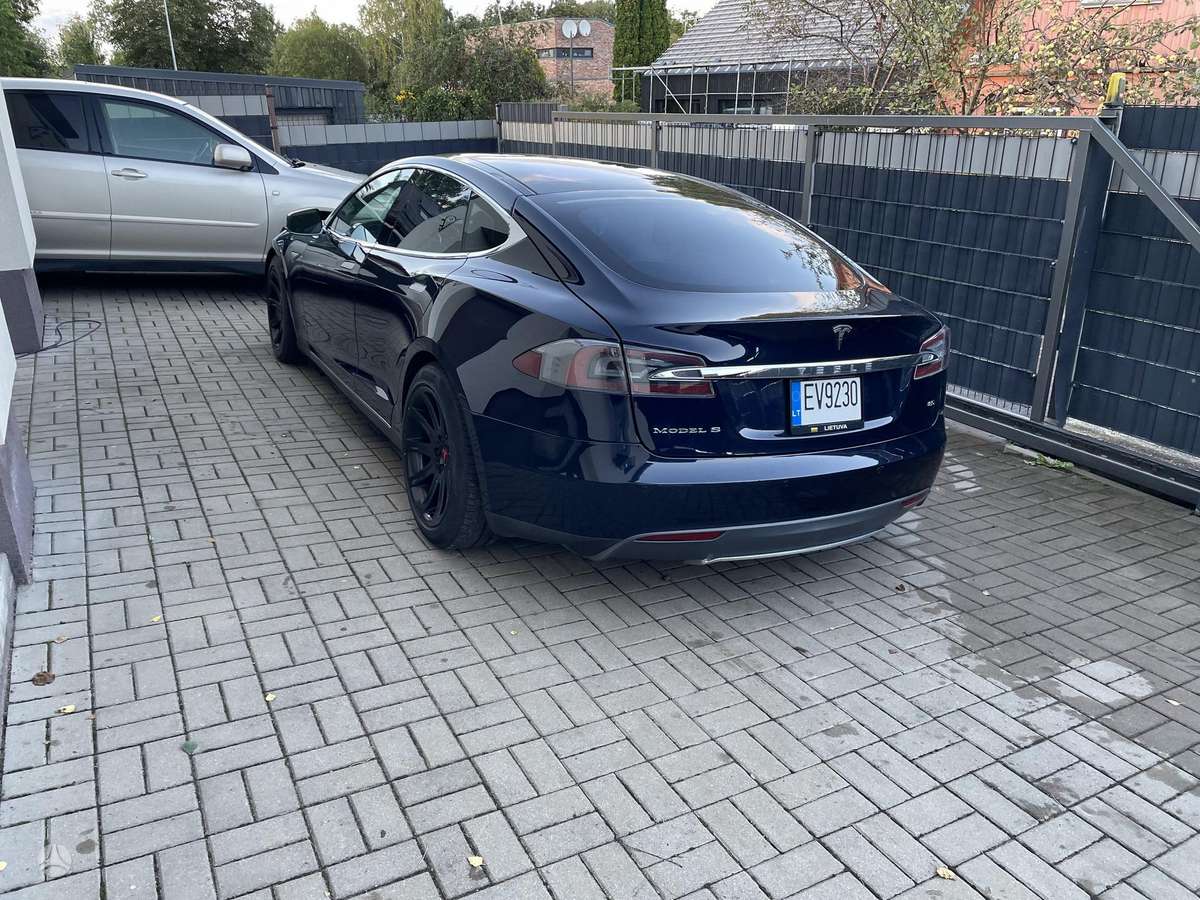 Tesla Model S - 4