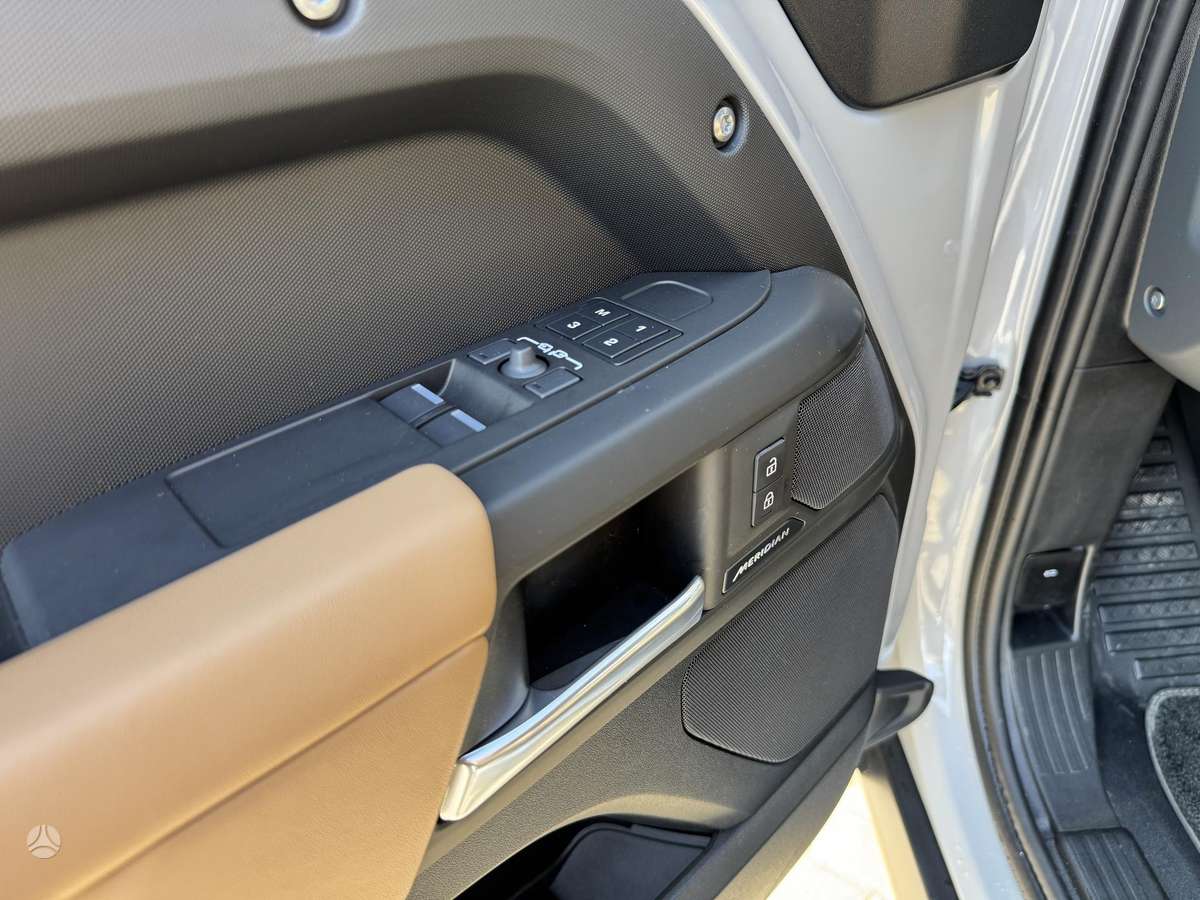 Land Rover Defender - 10