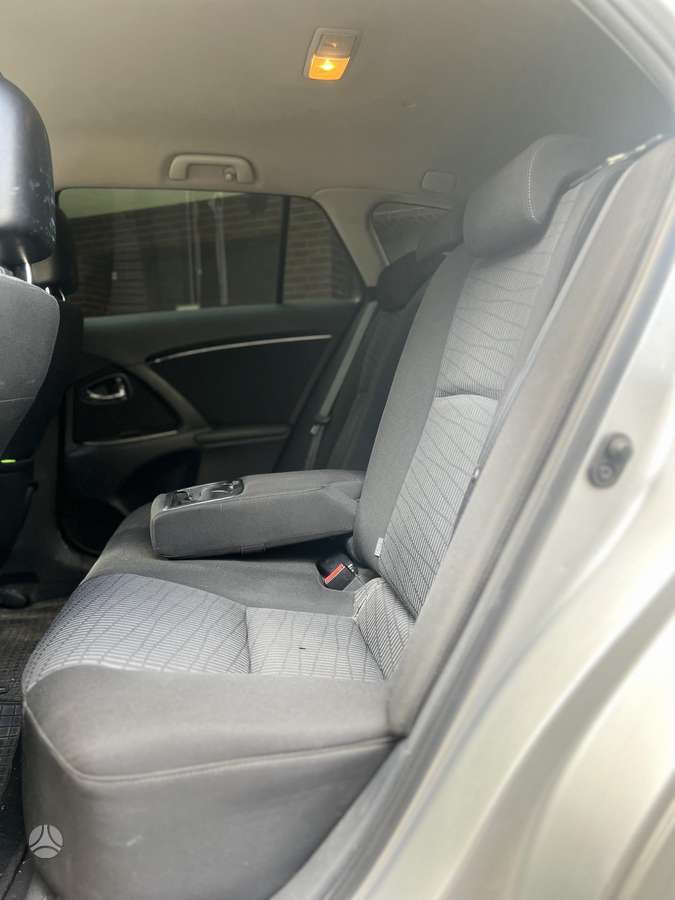 Toyota Avensis - 11