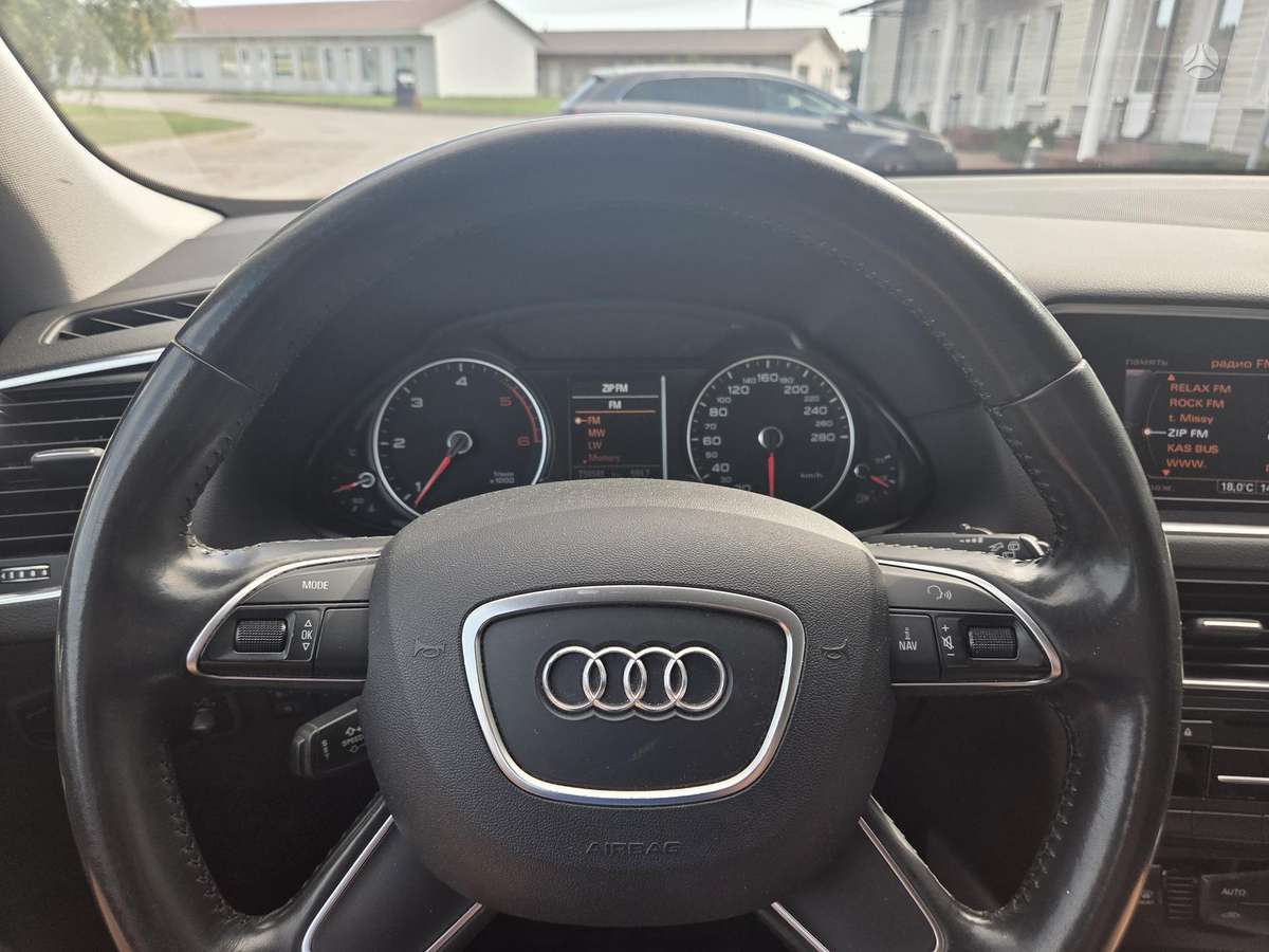 Audi Q5, 2.0 l., off-road / crossover