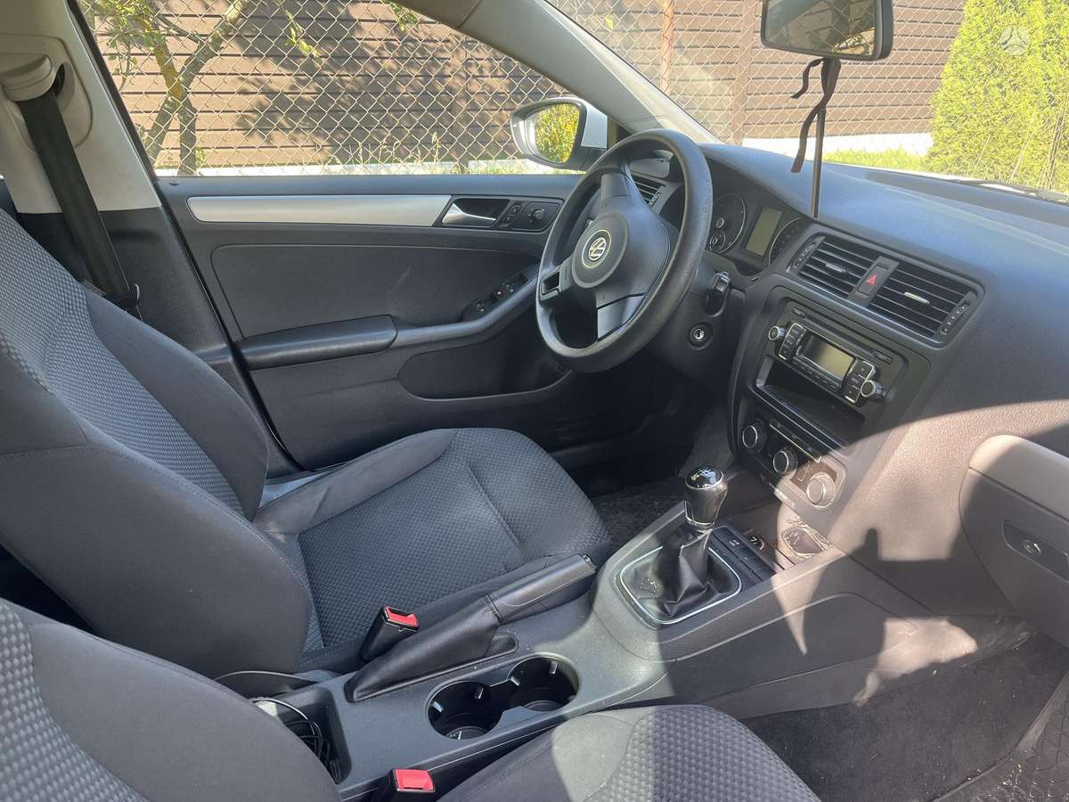 Volkswagen Jetta - 3