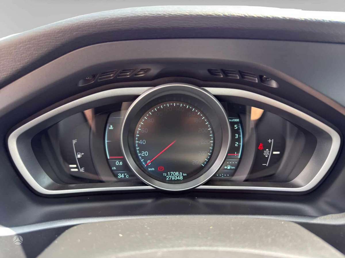 Volvo V40, 1.6 l., hatchback