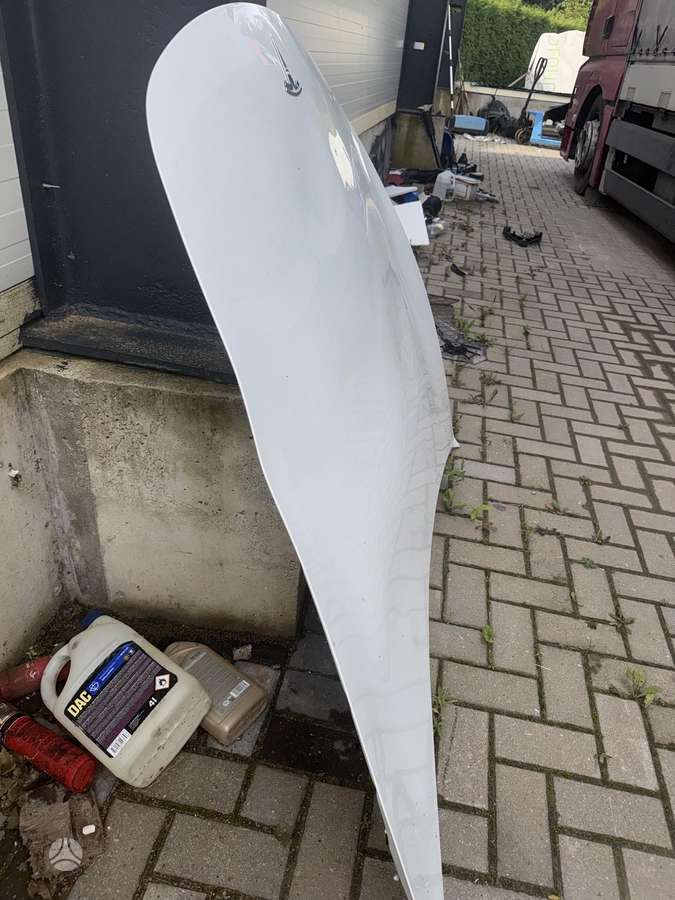 Tesla Model 3 kėbulo dalys