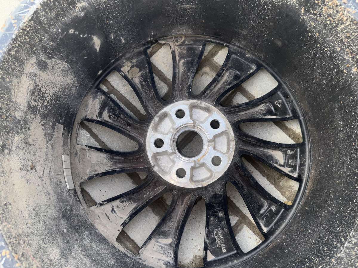 Tesla Model 3 kėbulo dalys