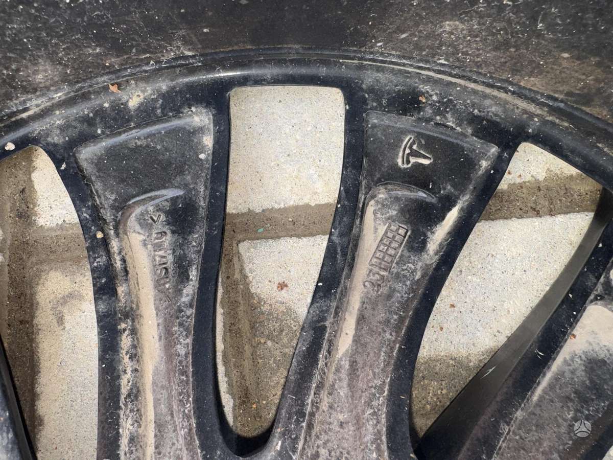 Tesla Model 3 kėbulo dalys