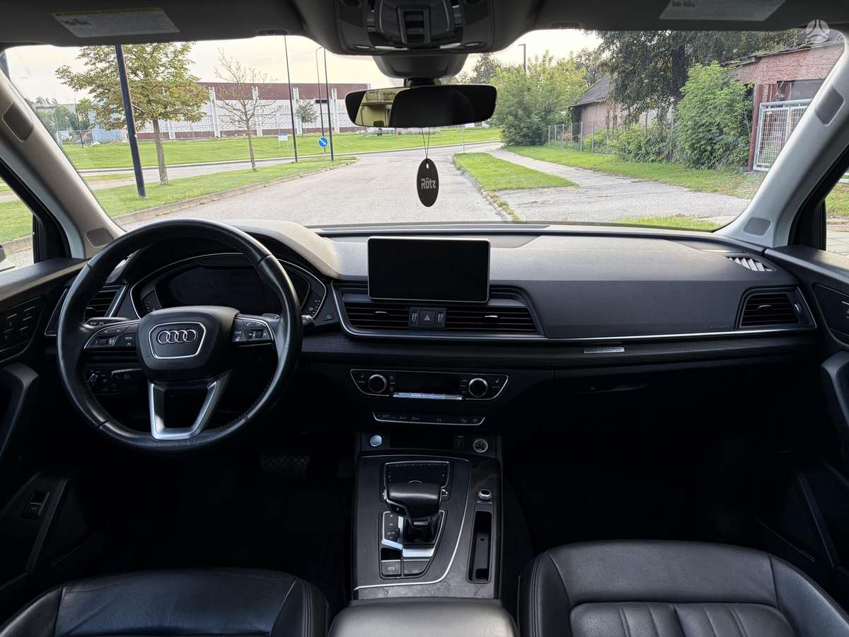Audi Q5, 2.0 l., off-road / crossover
