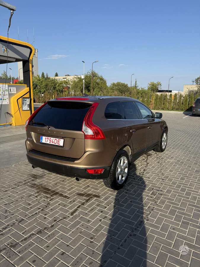 Volvo XC60, 3.2 l., off-road / crossover