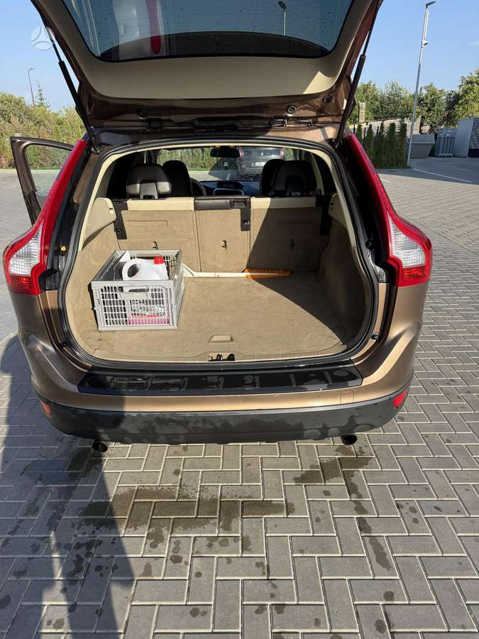 Volvo XC60, 3.2 l., off-road / crossover