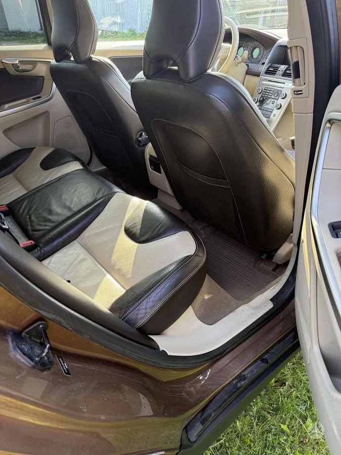 Volvo XC60, 3.2 l., off-road / crossover