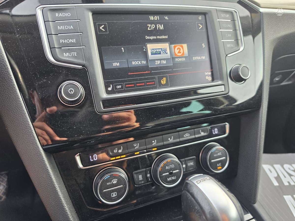 Volkswagen Passat - 11