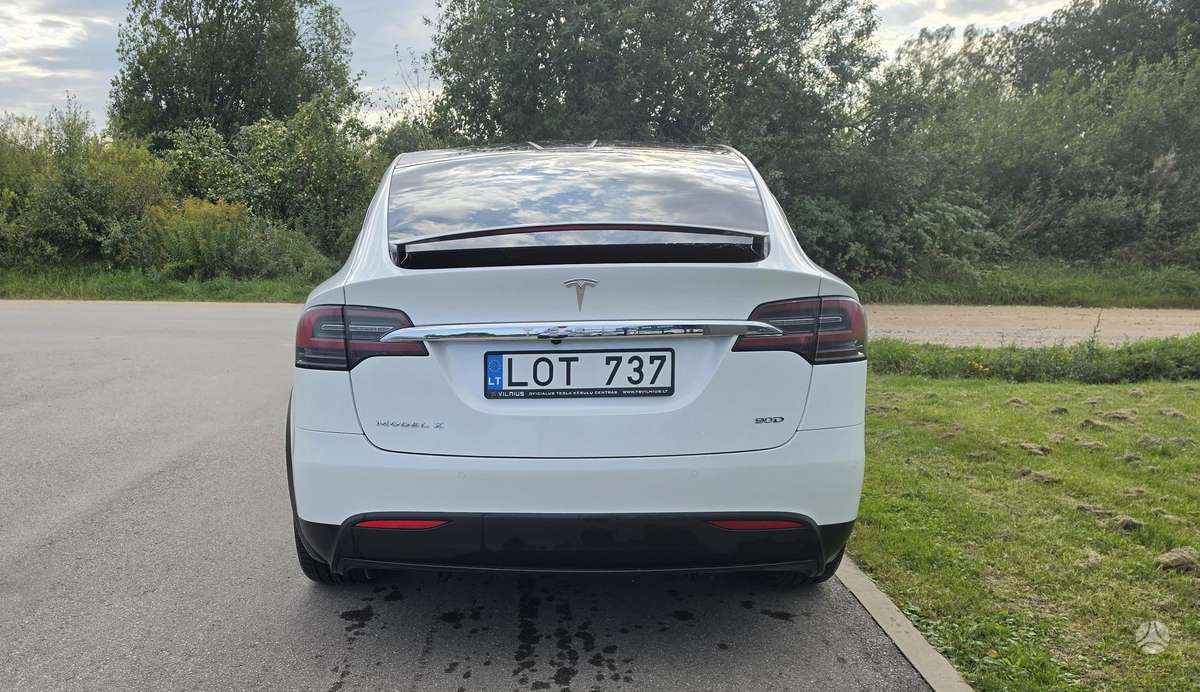 Tesla Model X - 3