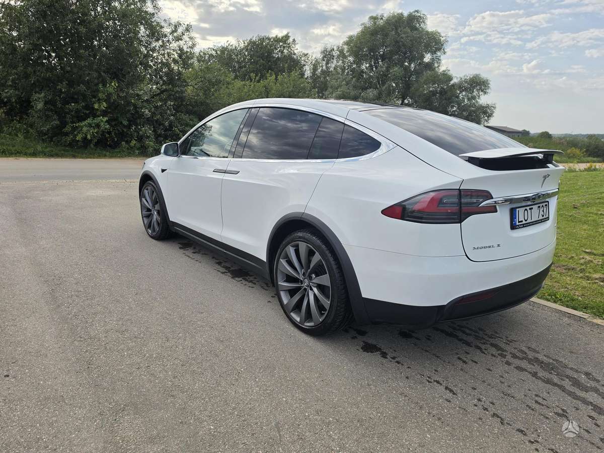 Tesla Model X - 6