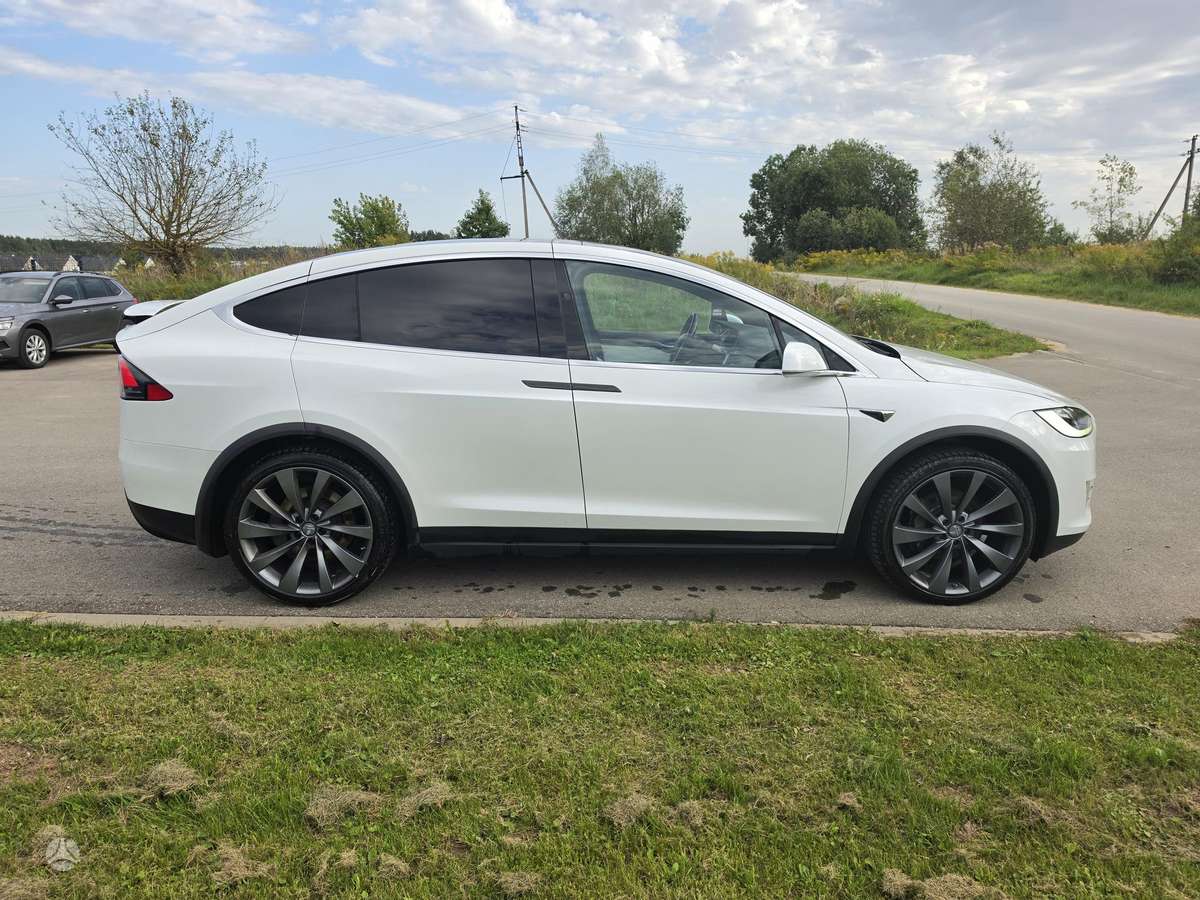 Tesla Model X - 9