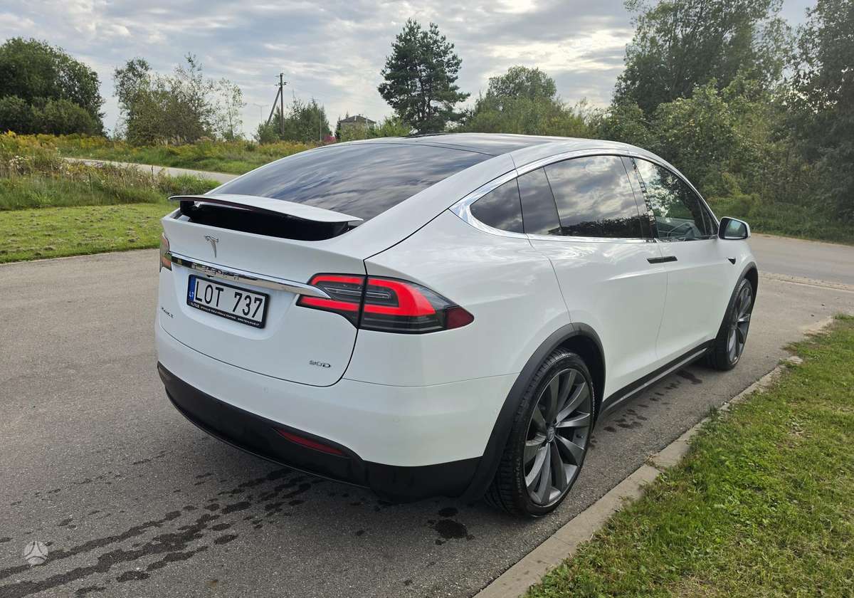 Tesla Model X - 7