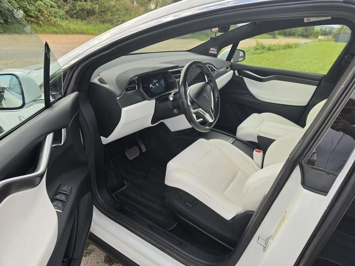 Tesla Model X - 11