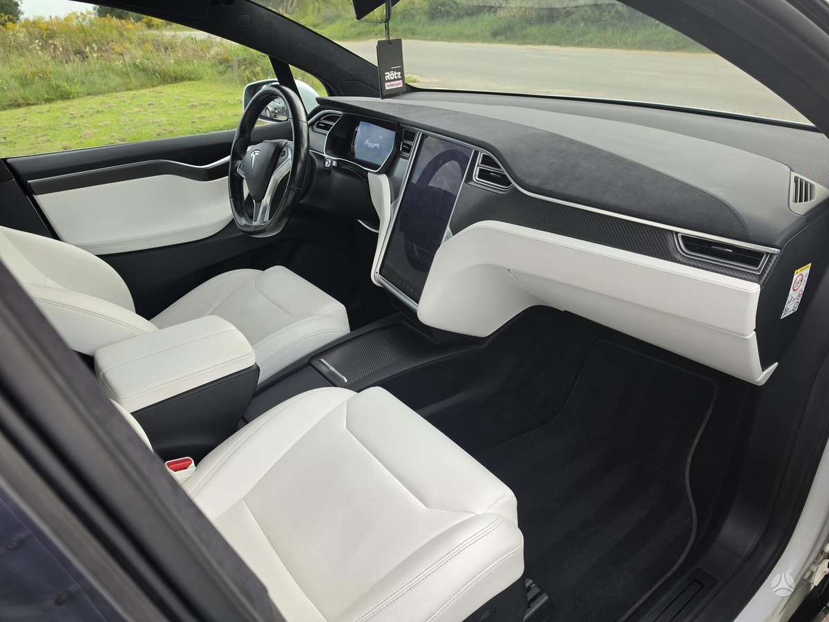 Tesla Model X - 12