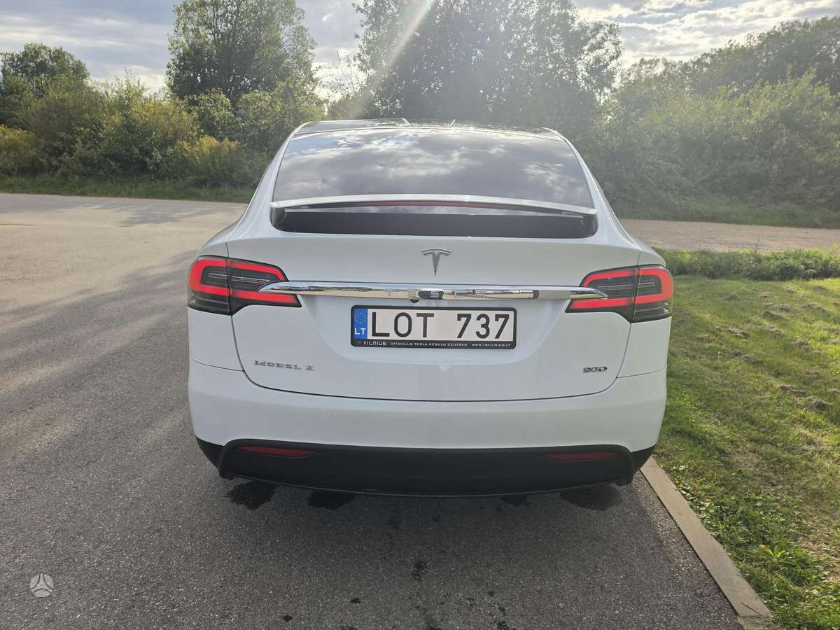 Tesla Model X - 8