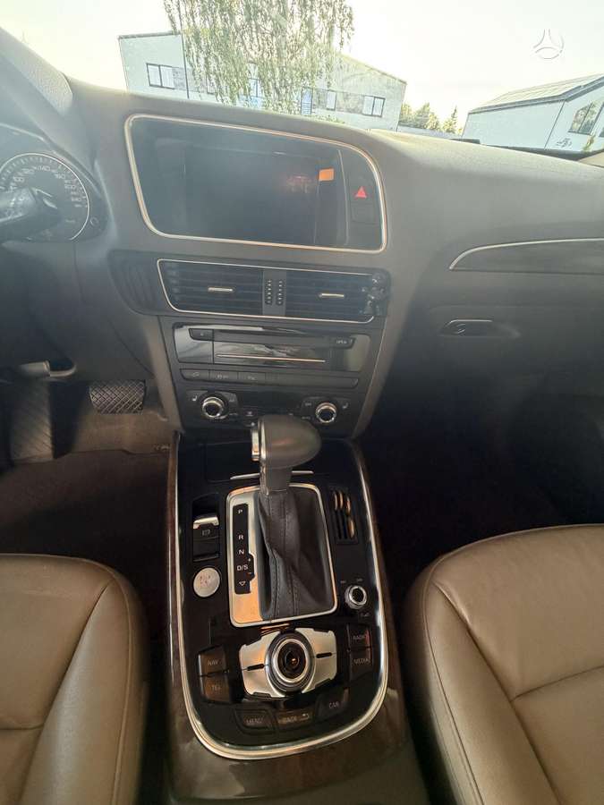 Audi Q5, 2.0 l., off-road / crossover